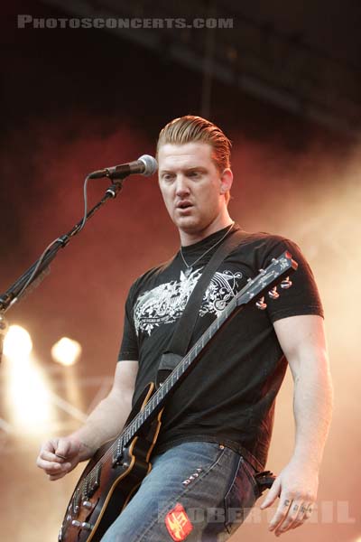 QUEENS OF THE STONE AGE - 2005-08-25 - SAINT CLOUD - Domaine National - Grande Scene - Joshua Michael Homme III